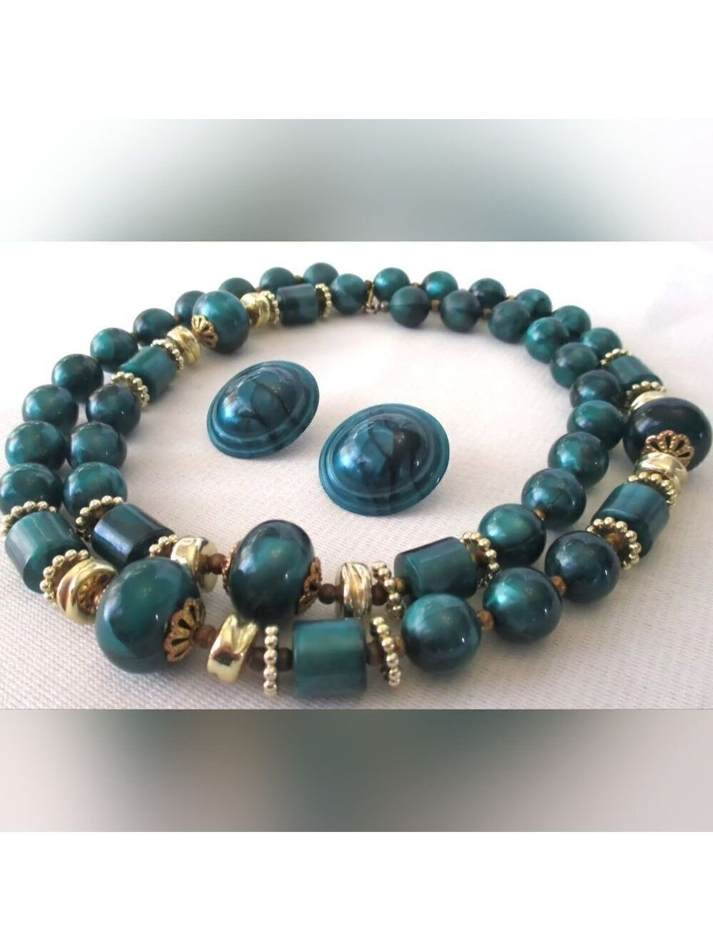 Vintage  Emerald Green Bead Necklace Near MINT &  Pierced  Earrings